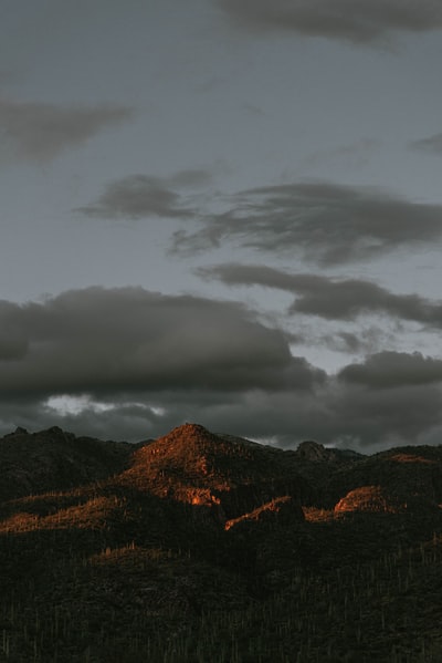布朗山在灰色的云层
